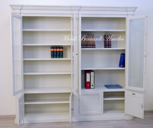 Libreria in stile classico  finitura colore bianco anticato con ante chiuse e ante a vetro da soggiorno o studio